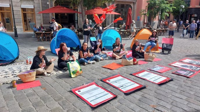 Concentración de las trabajadoras de las 'escoletes' externalizadas de Palma.