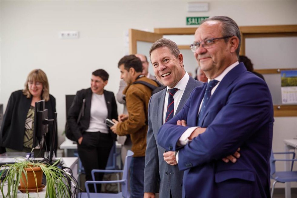 El presidente de Castilla-La Mancha, Emiliano García-Page, inaugura, en Sigüenza (Guadalajara), el Edificio de Usos Múltiples de la Junta de Comunidades., junto al consejero de Hacienda, AA.PP y Transformación Digital, Juan Alfonso Ruiz Molina.