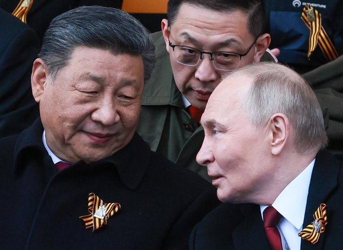 RÚSSIA, MOSCOU - 9 DE MAIO DE 2025: O presidente da Rússia, Vladimir Putin, e o presidente da China, Xi Jinping (da esquerda para a frente), participam de um desfile militar do Dia da Vitória na Praça Vermelha, marcando o 80º aniversário da vitória sobre 
