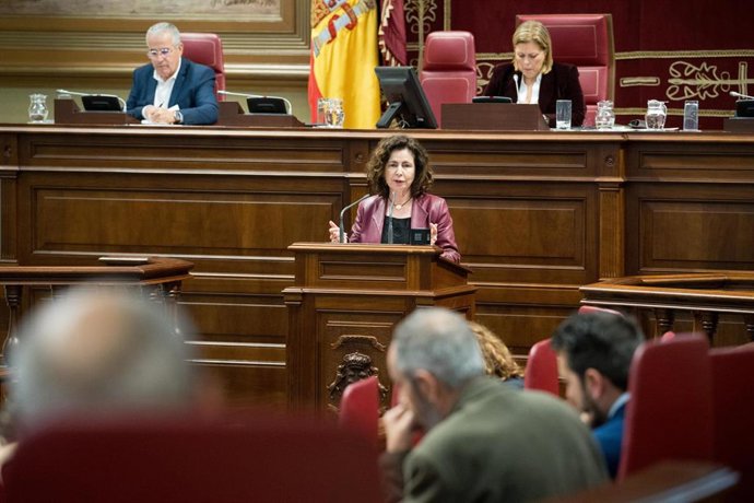 Archivo - La consejera de Hacienda del Gobierno de Canarias, Matilde Asián, en el Parlamento