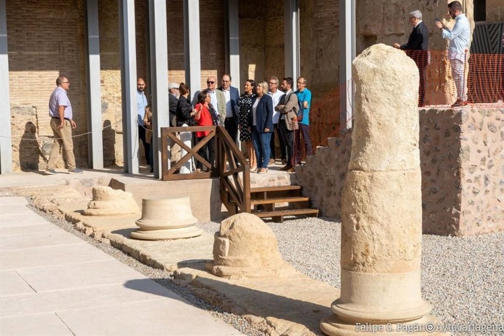 Visita de la alcaldesa al yacimiento del Pórtico del Teatro Romano