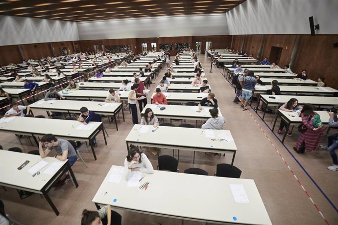 Archivo - Estudiantes haciendo la EvAU en años anteriores.