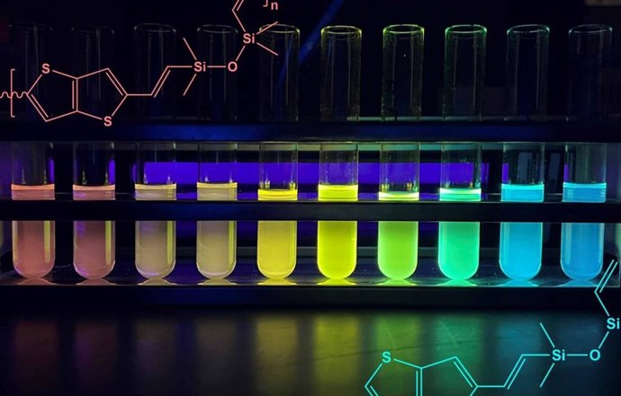 Los tubos de ensayo que contienen los nuevos copolímeros de silicona, separados por longitud de cadena, de larga a corta, proporcionan evidencia visual de la variación de la brecha de banda en el nuevo silicio semiconductor.