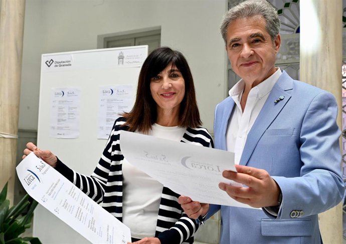 La diputada de Cultura y Educación de la Diputación de Granada, Pilar Caracuel, junto al director del Patronato Federico García Lorca, Juan Castilla