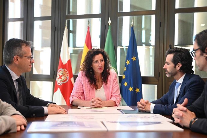 La alcaldesa de Almería, María del Mar Vázquez, durante la firma de la modificación del contrato para la construcción de una nueva planta de reciclaje en la capital.