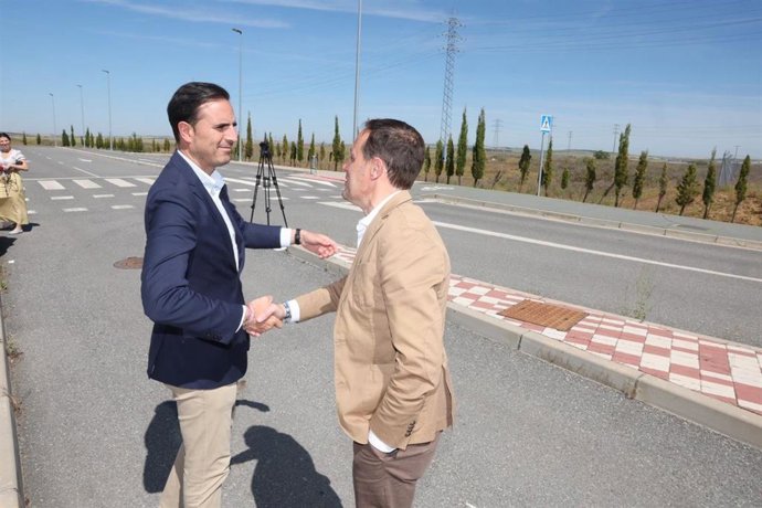 El alcalde de Medina, Guzmán Gómez (izda) estrecha la mano al presidente de la Diputación de Valladolid, Conrado Íscar.