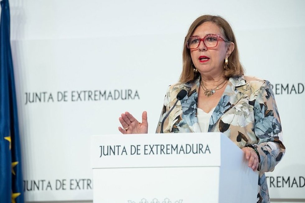 La consejera de Agricultura, Ganadería y Desarrollo Rural, Mercedes Morán, informa sobre las ayudas a cereceros y afectados por la lengua azul