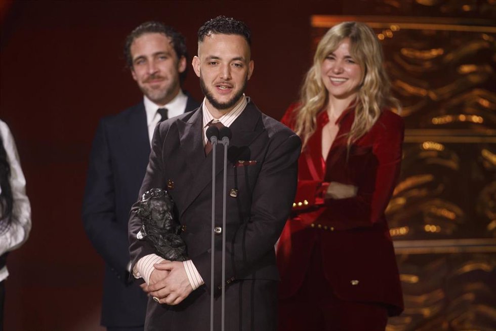 Archivo - El músico y director C. Tangana (c) y su equipo ganan el Goya a mejor película documental por "La guitarra flamenca de Yerai Cortés" durante la gala de entrega de la 39 edición de los Premios Goya