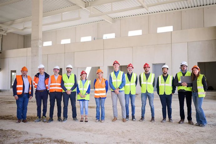 La consejera López junto al director general de Interior, Salvador Díez, el director del Servicio de Bomberos,Iñaki Elías, y el resto de participantes en la visita al parque de bomberos de Tafalla
