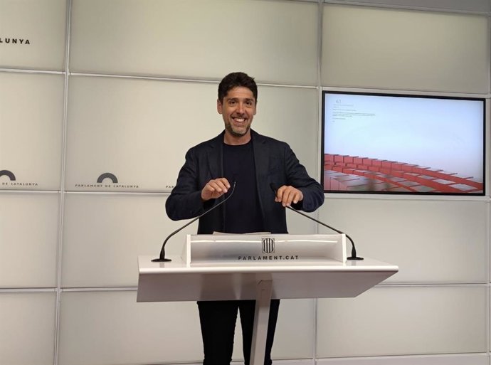 El portavoz de los Comuns en el Parlament, David Cid, en rueda de prensa.