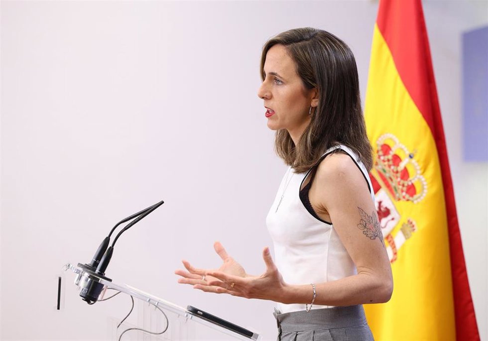 La portavoz de Podemos en el Congreso, Ione Belarra, durante una rueda de prensa anterior a la Junta de Portavoces, en el Congreso de los Diputados, a 27 de mayo de 2025, en Madrid (España).