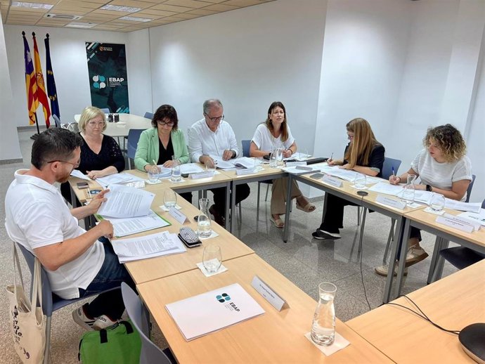 La consellera de Administraciones Públicas, Antònia Maria Estarellas, durante una reunión