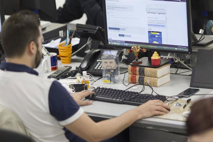 Archivo - Oficina, ordenadores, trabajo, trabajando, empleo, desempleo, paro, trabajador.