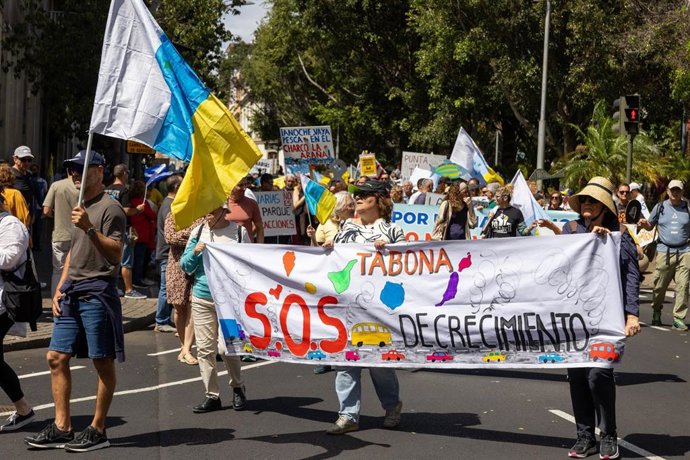 Decenas de personas durante una manifestación contra el turismo masivo en Tenerife