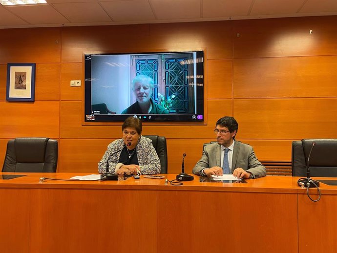 La rectora de la UCAV, M.ª del Rosario Sáez Yuguero, y el director del coro Glee de la Universidad de Notre Dame, Dan Stowe.