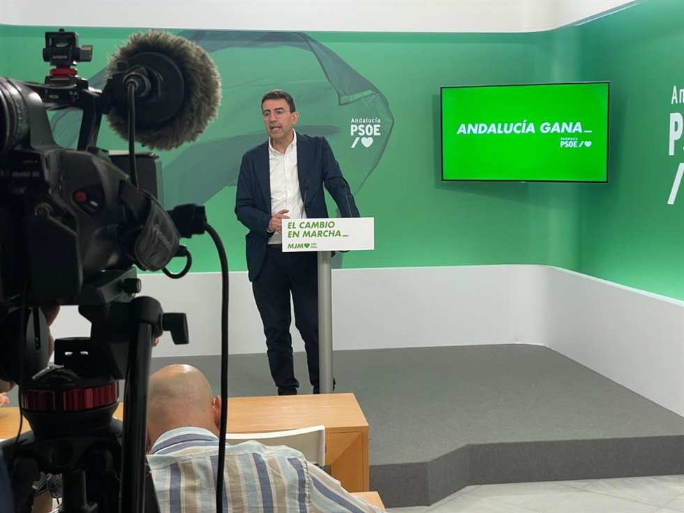 El portavoz de Presidencia del Grupo Parlamentario Socialista, Mario Jiménez, en rueda de prensa en la sede del PSOE-A en Sevilla.