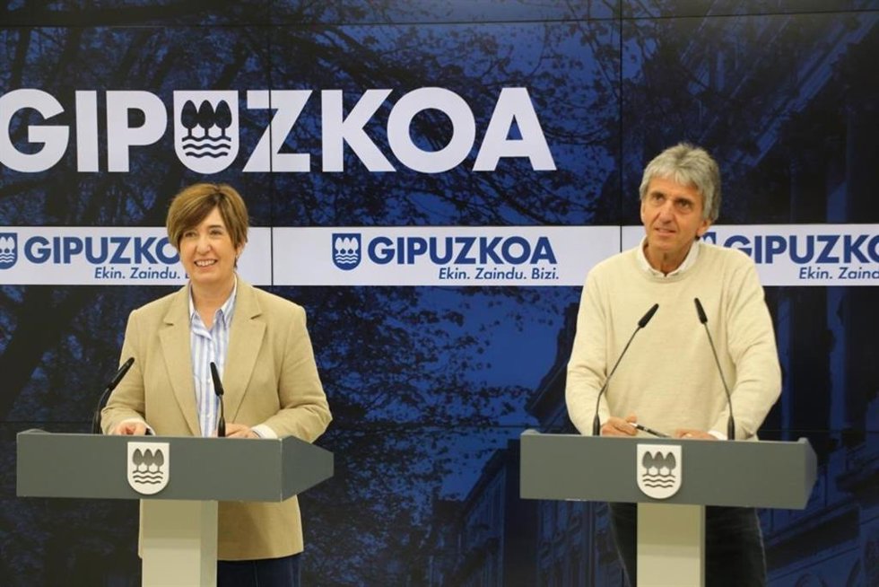La portavoz foral, Irune Berasaluze, y el diputado de Equilibrio Territorial Verde, Xabier Arruti