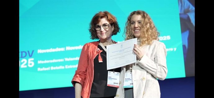 La residente de Dermatología del Hospital Universitario Costa del Sol (HUCS), Estrella Cobos Bonilla, Premio a la Mejor Comunicación del Grupo de Trabajo de Epidemiología en el congreso nacional de la Academia Española de Dermatología.