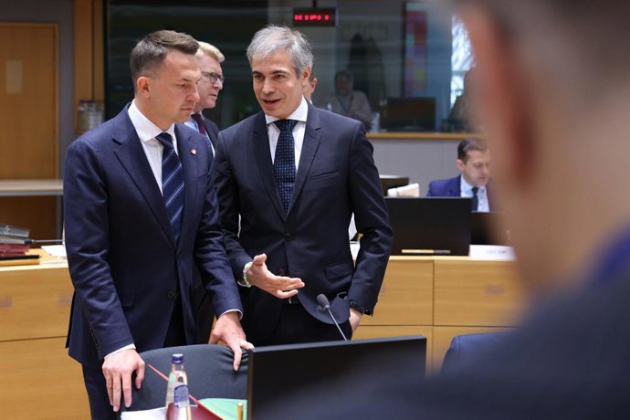 O Ministro polonês para Assuntos Europeus, Adam Szlapka, com o Secretário de Estado espanhol para a UE, Fernando Sampedro, na terça-feira em Bruxelas.