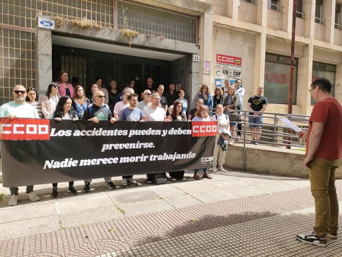 Concentración junto a la sede de CCOO por la muerte de un trabajador riojano en Andosilla (La Rioja)