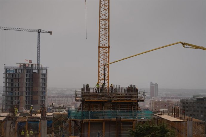 Archivo - Viviendas en construcción, a 8 de abril de 2024, en Barcelona, Catalunya (España).