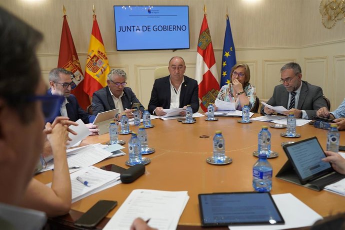 El presidente de la Diputación durante la Junta de Gobierno que ha acordado la adjudicación de los Premios Diputación 2024