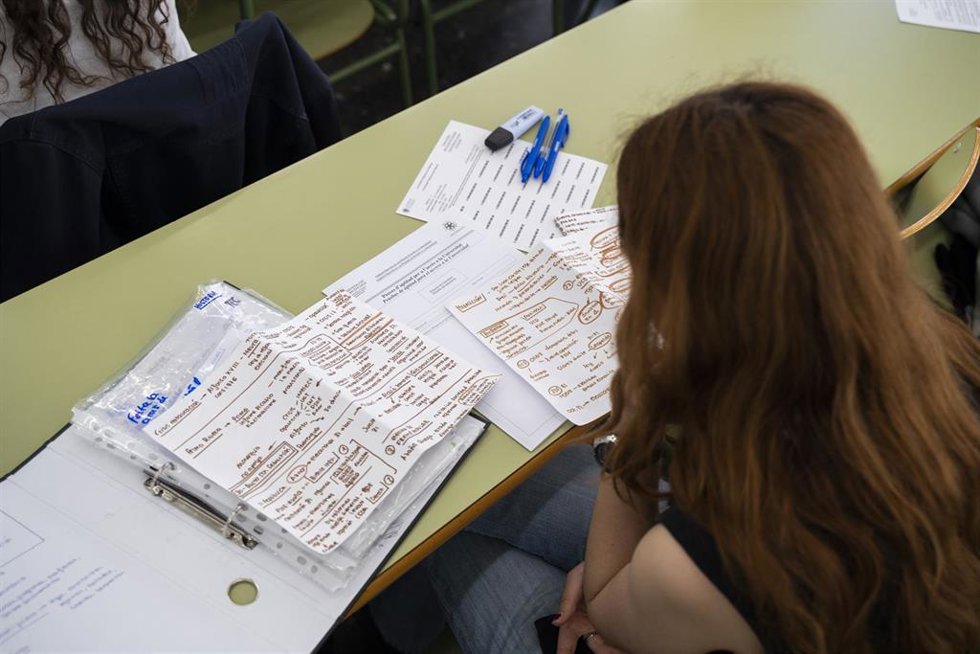 Archivo - Una estudiante repasa antes de realizar un examen