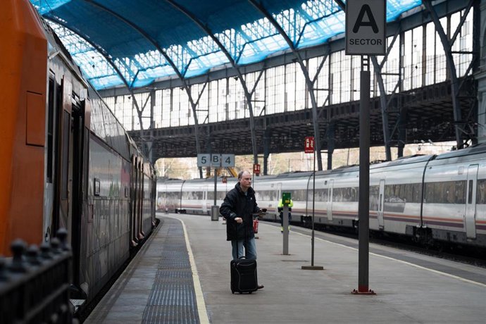 Archivo - Una persona en la estación de Francia, donde opera Rodalies