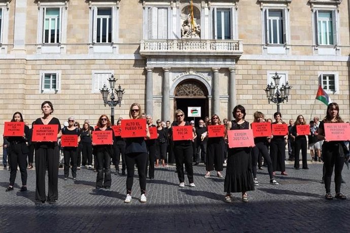 Concentración de Oxfam Intermón en la Plaza Sant Jaume de Barcelona.