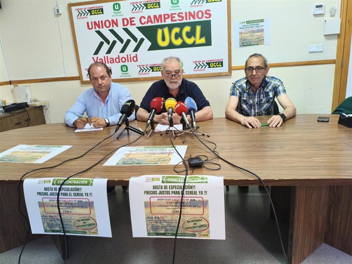El presidente de UCCL Valladolid, Valentín García, (centro) junto al coordinador de la organización en Valladolid, Mauro de la Rosa, (izq) y el secretario técnico, Gregorio Sanz.