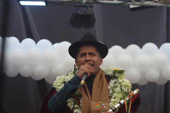 10 de maio de 2025, El Alto, La Paz, Bolívia: Andrónico Rodríguez, presidente do Senado boliviano, proclamou sua candidatura presidencial acompanhado por Los Ponchos Rojos.