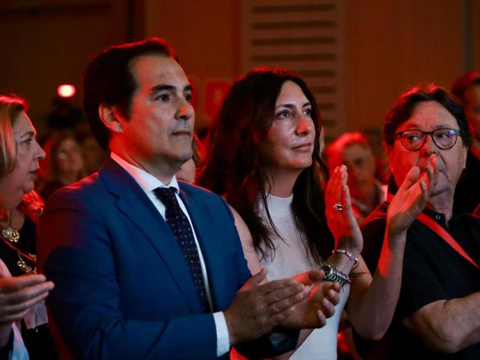 La consejera de Inclusión Social, Juventud, Familias e Igualdad, Loles López, junto al consejero de Justicia, Administración Local y Función Pública, José Antonio Nieto, en el II Congreso de UGT Servicios Públicos Andalucía.