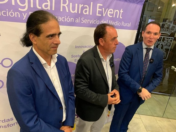 Leonard Pera (I), Benito Serrano y Daniel García en el II Digital Rural Event