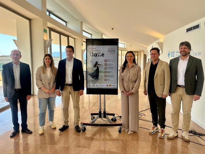 La consejera Carmen Conesa, presenta 'Música en el Valle' junto al director general del ICA, Manuel Cebrián; el alcalde de Blanca, Ángel Pablo Cano; el director artístico del evento, Víctor Cano, y el director de Conservatorio de Música, Miguel Torres