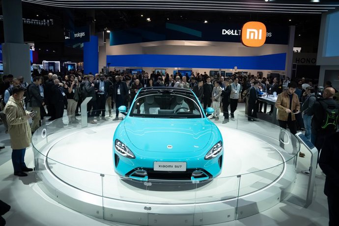 Archivo - Decenas de personas asisten a la presentación del coche Xiaomi SU7, durante la presentación del coche Xiaomi SU7, durante la segunda jornada de la XVIII edición del Mobile World Congress, en la Fira de Barcelona, a 27 de febrero de 2024, en L'Ho