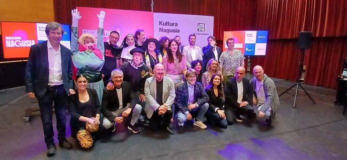Iñigo Iturrate y Leixuri Arrizabalaga con los protagonistas de los espectáculos programados por Euskalduna Bilbao para Aste Nagusia