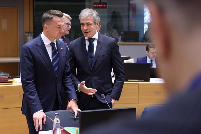 El ministro de Asuntos Europeos de Polonia, Adam Szlapka, junto al secretario de Estado de España para la UE, Fernando Sampedro, este martes en Bruselas.
