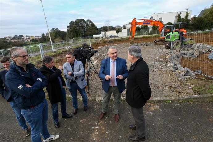 Archivo - El consejero de Fomento, Roberto Media,al inicio de las obras de las viviendas de sustittución para los afectados por los derribos de Las LLamas II de Argoños