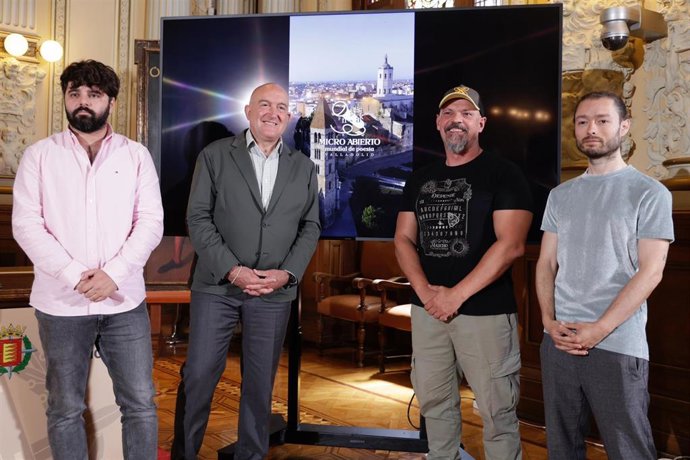 Miguel Gane, Jesús Julio Carnero, César Pérez Gellida y Redry en la presentación del I Mundial de Micro Abierto de Poesía.