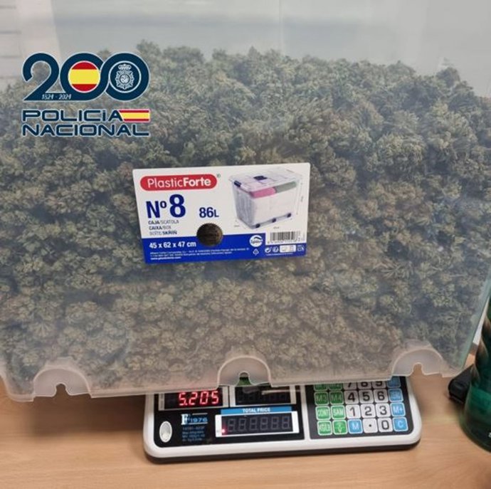 Caja con cogollos de marihuana intervenida por la Policía Nacional