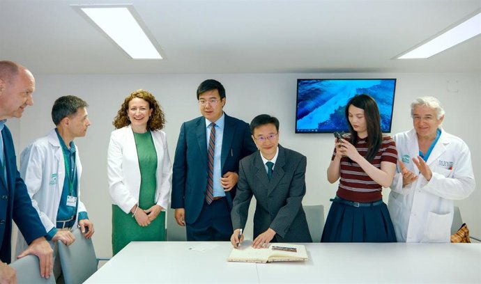 Cirugía General del Virgen del Rocío recibe a una delegación china interesada en su modelo asistencial