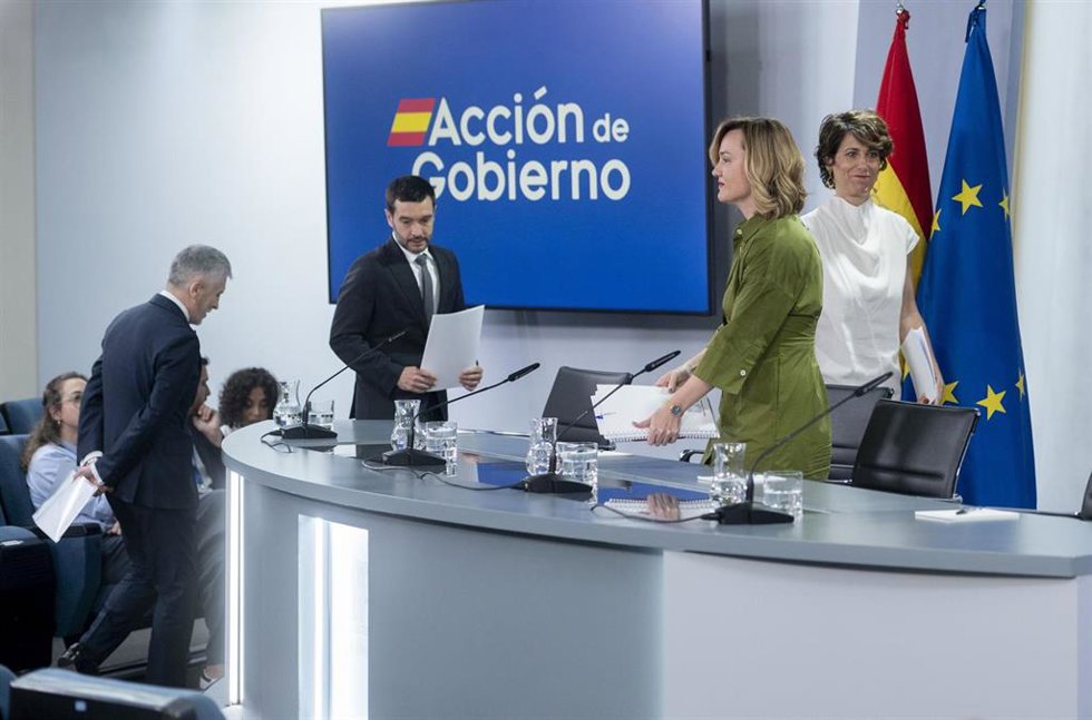 Los ministros de Interior, Fernando Grande-Marlaska, Derechos Sociales, Pablo Bustinduy, Inclusión, Elma Saiz, y la portavoz del Gobierno, Pilar Alegría, durante la rueda de prensa posterior al Consejo de Ministros
