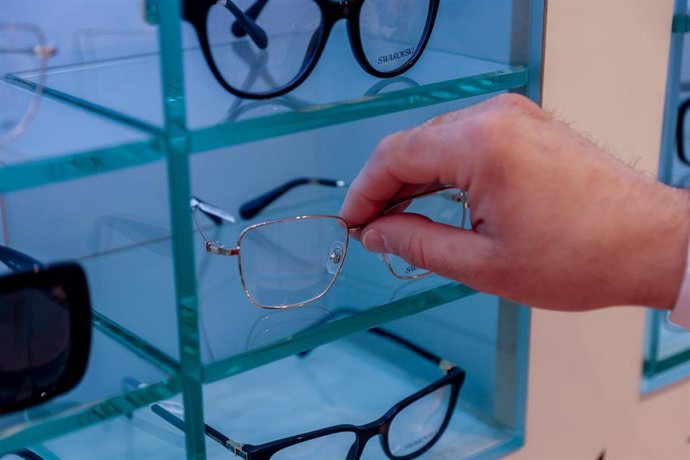 Archivo - Un trabajador de la óptica.