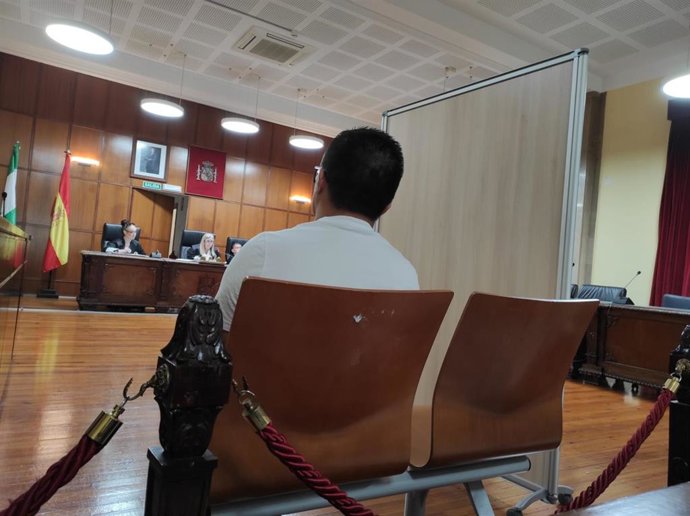 El acsado escucha a su sobrina, que ha declarado separada por un biombo