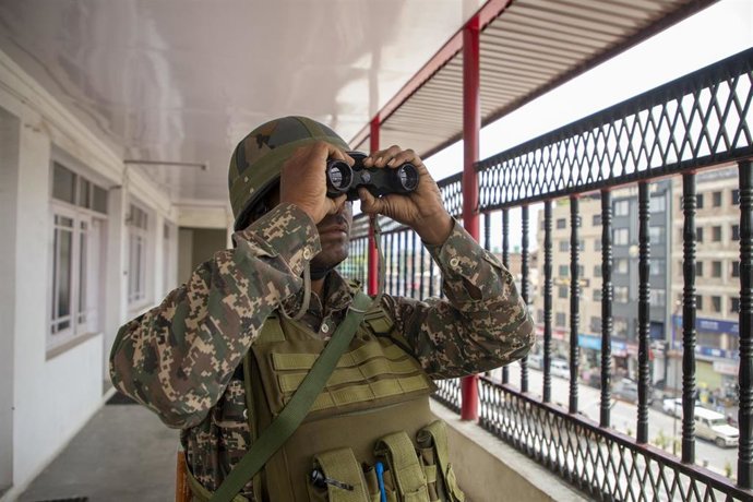 Imagen de archivo de un militar de India durante unas labores de reconocimiento y observación. 