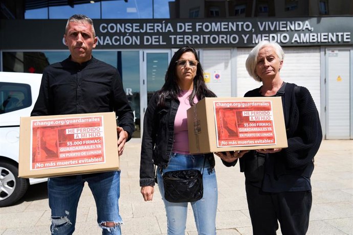 Padres de algunos de los cuatro jóvenes madrileños fallecidos en marzo en un accidente de tráfico en el puerto de Lunada entregan las firmas recogidas a la Consejería de Fomento, a 27 de mayo de 2025, en Santander, Cantabria (España). 