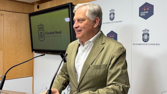 El alcalde de Ciudad Real, Francisco Cañizares, en rueda de prensa.