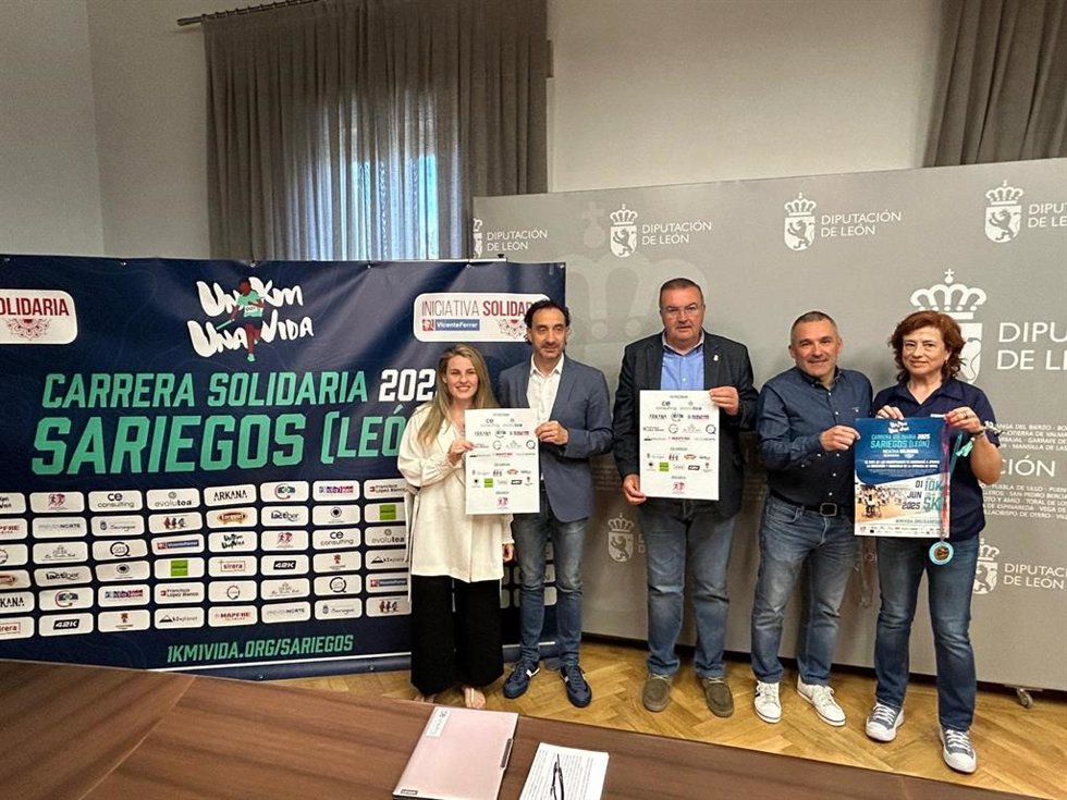 El alcalde de Sariegos y vicepresidente de la Diputación de León, Roberto Aller (centro), durante la presentación de la Carrera Solidaria 1km1vida.