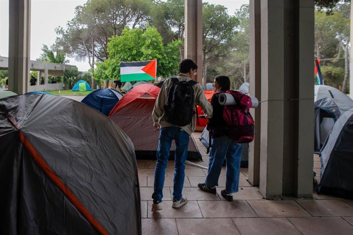 Imagen de archivo - Un grupo de personas montan tiendas de campaña al inicio de la Acampada por Palestina en la UAB