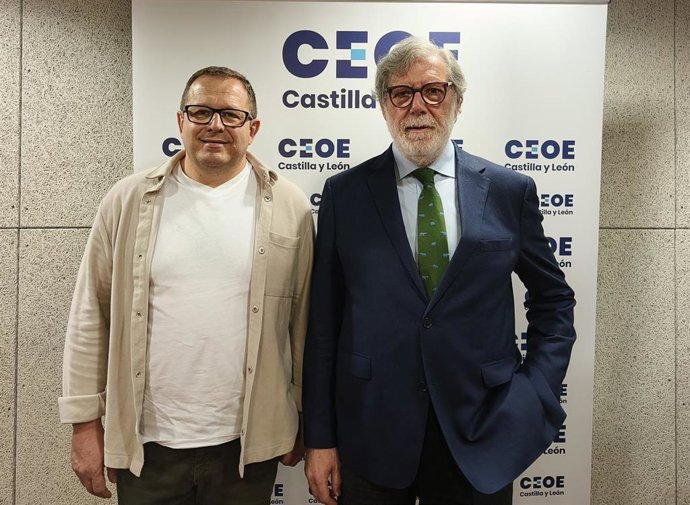 En la imagen, el presidente de CEVE Castilla y León, Juan José Rivas,  y el presidente de CEOE Castilla y León, Santiago Aparicio.